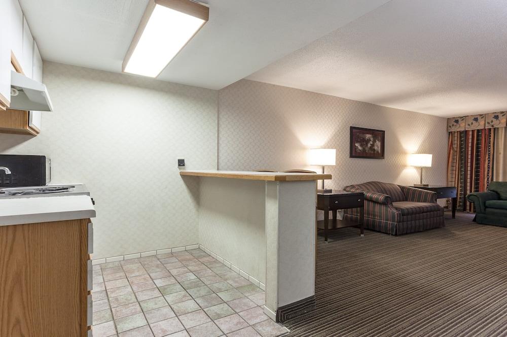 Red Roof Inn & Suites Dekalb Zewnętrze zdjęcie