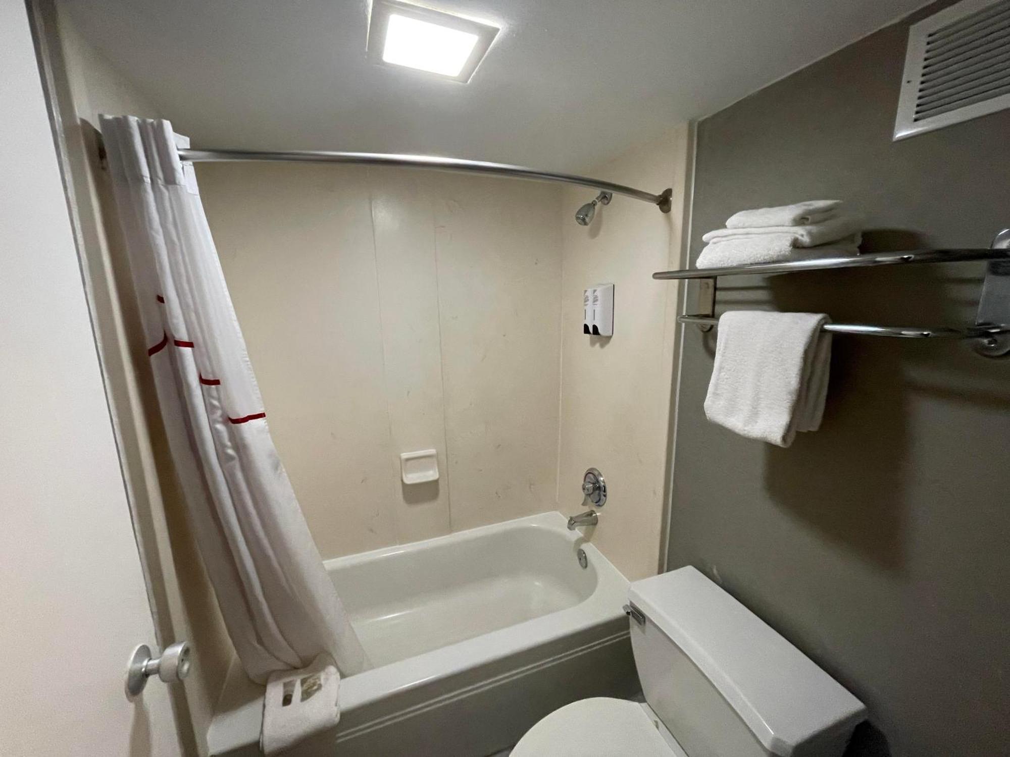 Red Roof Inn & Suites Dekalb Zewnętrze zdjęcie